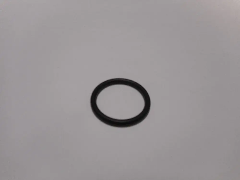 Schwarzer O-Ring auf neutralem Hintergrund. Teil der Dichtungstechnik, möglicherweise für Geräte von Remeha geeignet.